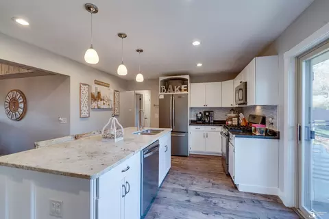 Kitchen - 7558 Apache Trl, Temperance, MI 48182 photo 2 of 4