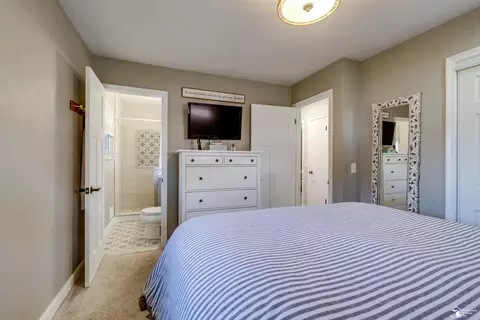 Bedroom - 7558 Apache Trl, Temperance, MI 48182 photo 2 of 7