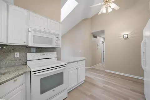 Kitchen - 46201 Bentley, Macomb, MI 48044 photo 2 of 5
