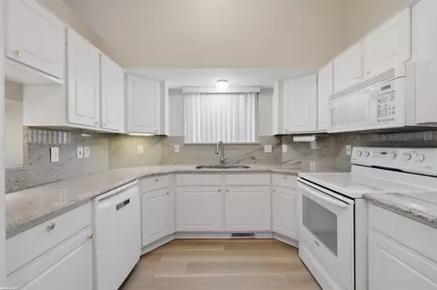 Kitchen - 46201 Bentley, Macomb, MI 48044 photo 4 of 5