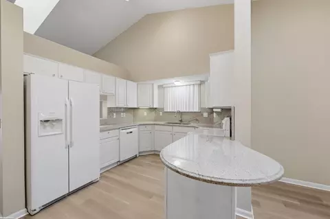 Kitchen - 46201 Bentley, Macomb, MI 48044 photo 3 of 5