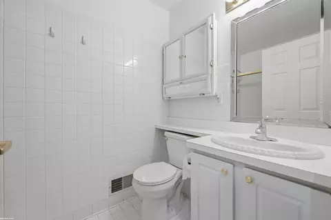Bath - 46201 Bentley, Macomb, MI 48044 photo 1 of 4