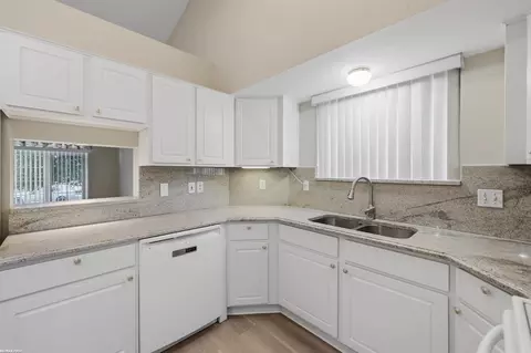 Kitchen - 46201 Bentley, Macomb, MI 48044 photo 5 of 5