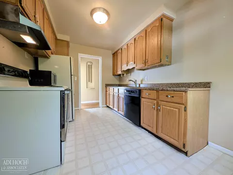Kitchen - 2168 Allard, Grosse Pointe Woods, MI 48236 photo 1 of 2