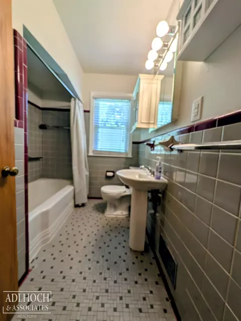 Bath - 2168 Allard, Grosse Pointe Woods, MI 48236 photo 1 of 1
