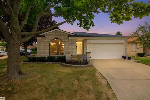 15151 La Grande, Warren, MI 48088
