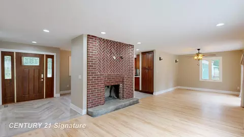 Living - 541 Warren, Flushing, MI 48433 photo 1 of 4
