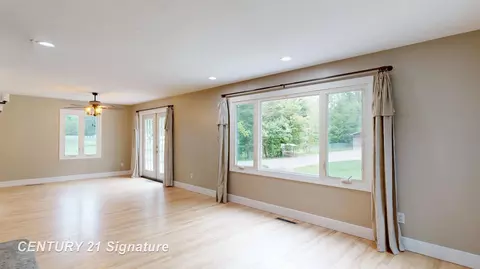 Living - 541 Warren, Flushing, MI 48433 photo 4 of 4