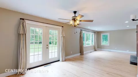 Living - 541 Warren, Flushing, MI 48433 photo 3 of 4