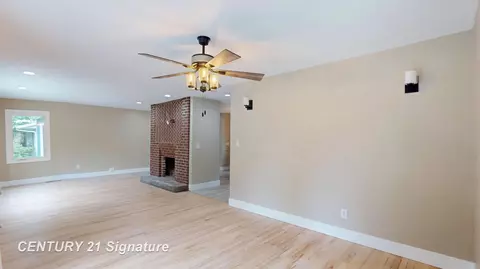Living - 541 Warren, Flushing, MI 48433 photo 2 of 4