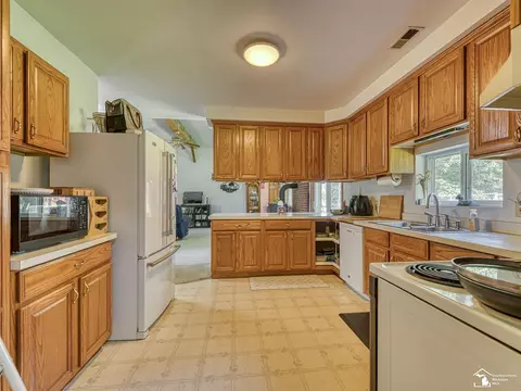 Kitchen - 8945 S Custer, Monroe, MI 48161 photo 2 of 2