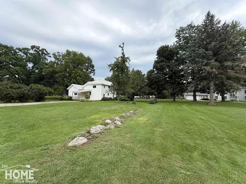 Exterior - 115 E Grand Riv #1B/1B, Bancroft, MI 48414 photo 12 of 31