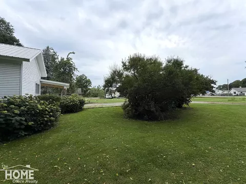 Exterior - 115 E Grand Riv #1B/1B, Bancroft, MI 48414 photo 30 of 31