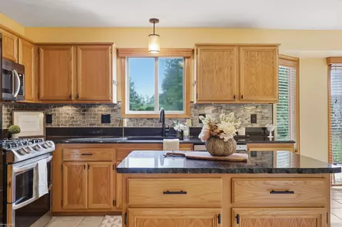 Kitchen - 48556 Belltower, Macomb, MI 48044 photo 3 of 9