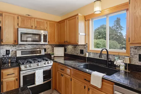 Kitchen - 48556 Belltower, Macomb, MI 48044 photo 2 of 9
