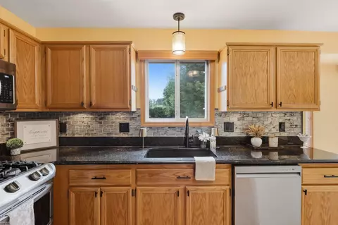 Kitchen - 48556 Belltower, Macomb, MI 48044 photo 6 of 9