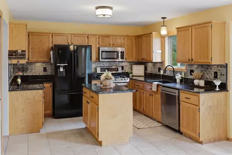 Kitchen - 48556 Belltower, Macomb, MI 48044 photo 5 of 9