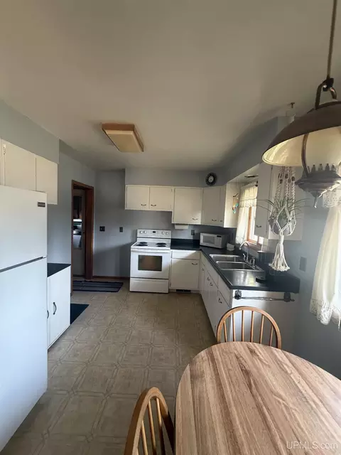 Kitchen - 627 Jopling, Ishpeming, MI 49849 photo 3 of 4