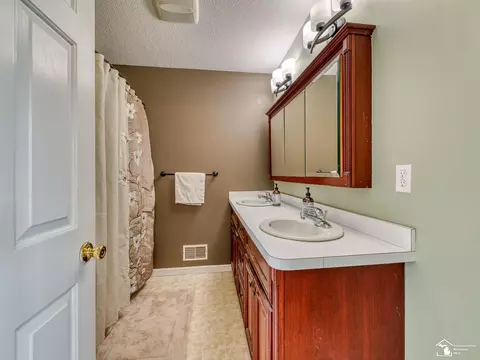 Bath - 834 Navarre, Monroe, MI 48161 photo 2 of 3