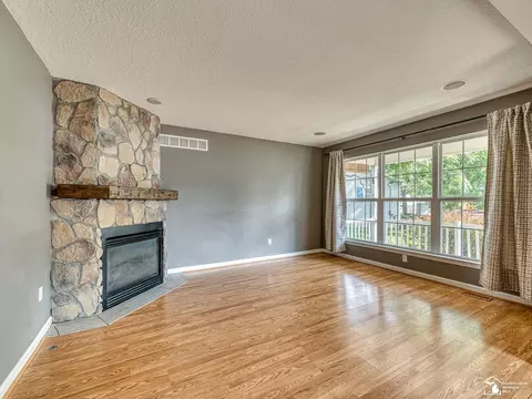 Living - 834 Navarre, Monroe, MI 48161 photo 2 of 3
