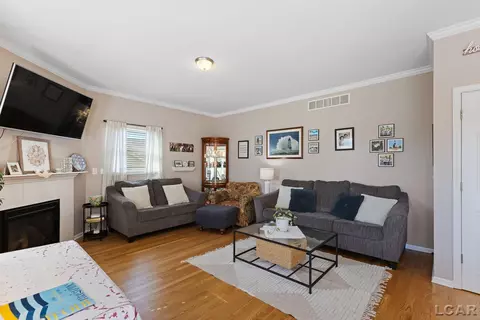 Living - 3165 Cobblestone Rdg, Tecumseh, MI 49286 photo 2 of 5