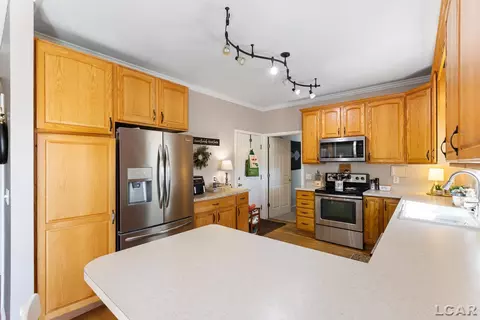 Kitchen - 3165 Cobblestone Rdg, Tecumseh, MI 49286 photo 2 of 5