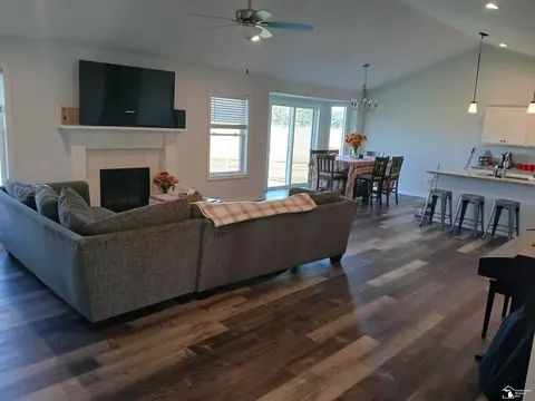 Living - 4924 Skylark, Monroe, MI 48161 photo 2 of 4