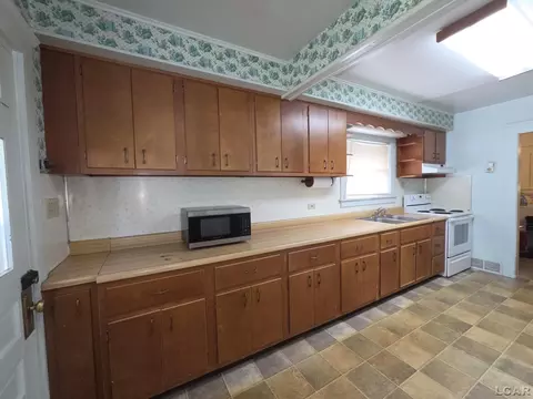 Kitchen - 133 N Wisner, Jackson, MI 49202 photo 1 of 5
