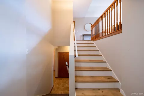 Entry Way - 1080 Suncliffe, Ishpeming, MI 49849 photo 5 of 8