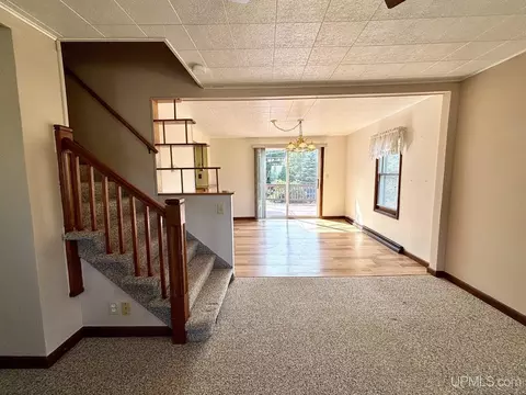 Living - 411 Wright, Marquette, MI 49855 photo 4 of 9