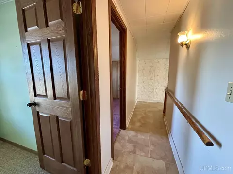 Entry Way - 411 Wright, Marquette, MI 49855 photo 4 of 6