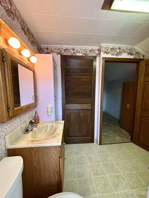 Bath - 411 Wright, Marquette, MI 49855 photo 4 of 5