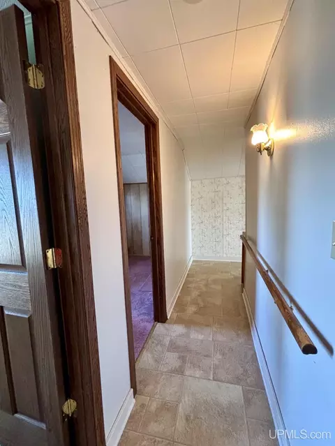 Entry Way - 411 Wright, Marquette, MI 49855 photo 5 of 6