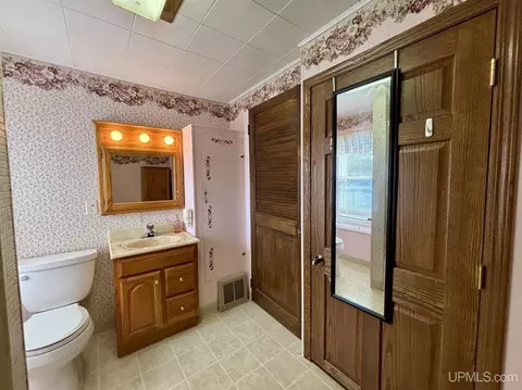 Bath - 411 Wright, Marquette, MI 49855 photo 2 of 5