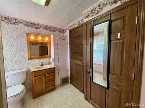 Bath - 411 Wright, Marquette, MI 49855 photo 2 of 5