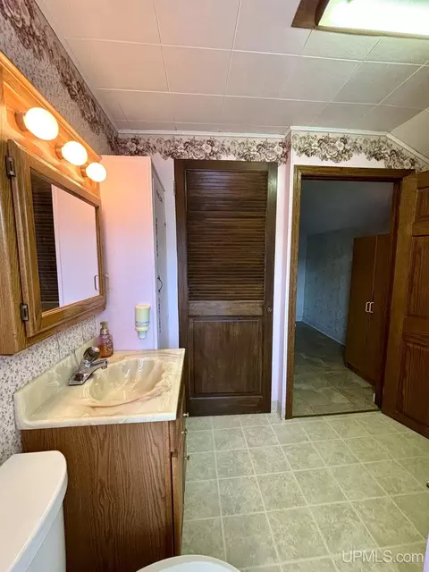 Bath - 411 Wright, Marquette, MI 49855 photo 4 of 5