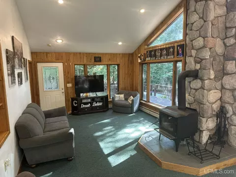 Living - 658 E Riv, L'anse, MI 49946 photo 2 of 4