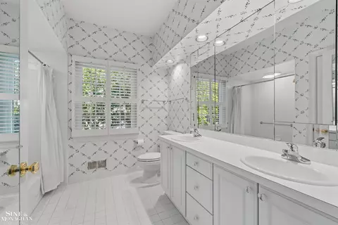 Bath - 159 Cloverly, Grosse Pointe Farms, MI 48236 photo 3 of 9
