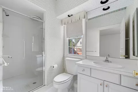 Bath - 159 Cloverly, Grosse Pointe Farms, MI 48236 photo 2 of 9