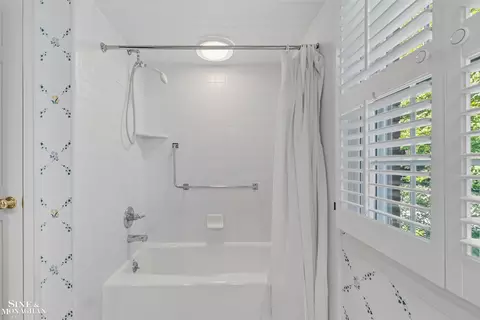 Bath - 159 Cloverly, Grosse Pointe Farms, MI 48236 photo 4 of 9