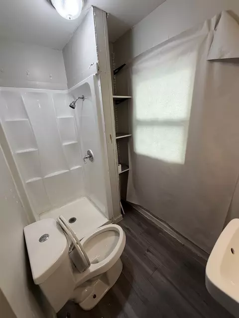 Bath - 928 Huron, Flint, MI 48507 photo 2 of 2