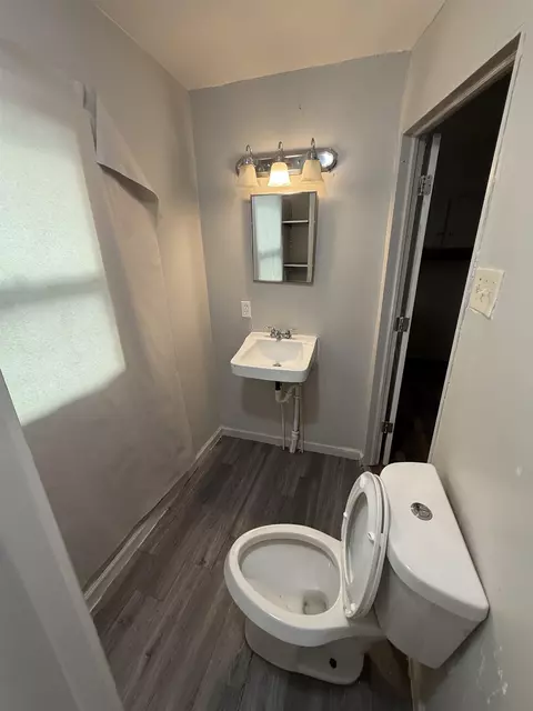 Bath - 928 Huron, Flint, MI 48507 photo 1 of 2