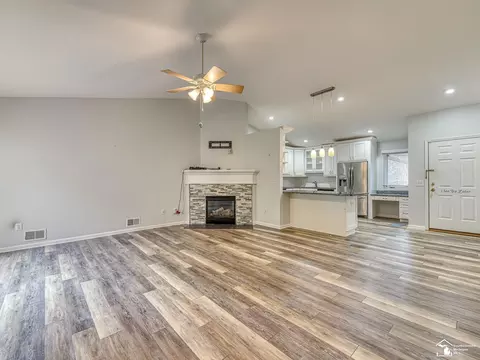 Living - 905 May, Monroe, MI 48161 photo 4 of 4