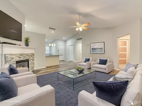 Living - 905 May, Monroe, MI 48161 photo 3 of 4
