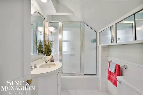Bath - 357 Roosevelt Pl, Grosse Pointe, MI 48236 photo 3 of 4