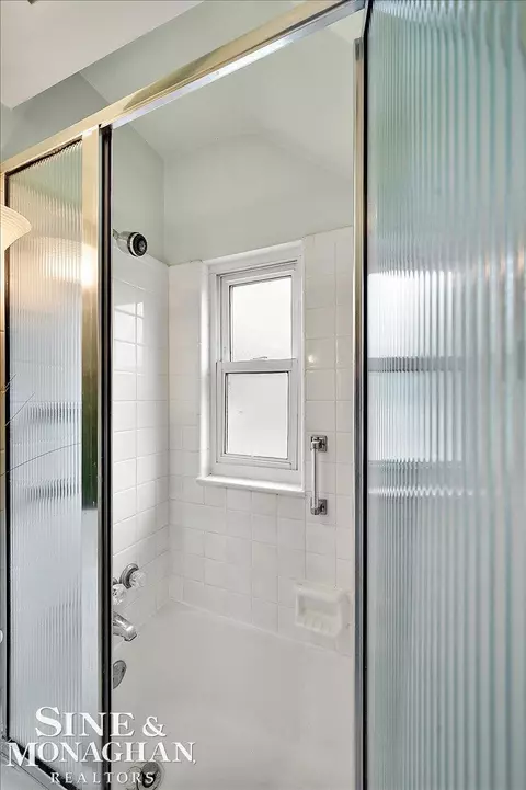 Bath - 357 Roosevelt Pl, Grosse Pointe, MI 48236 photo 4 of 4