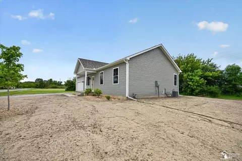 Exterior - 926 Ford, Carleton, MI 48117 photo 5 of 9