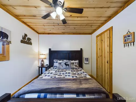 Bedroom - 9798 Ross Lk, Shingleton, MI 49884 photo 4 of 5