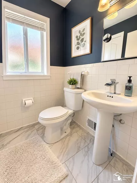 Bath - 8521 Pardee, Taylor, MI 48180 photo 1 of 2