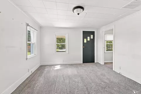 Living - 9230 Crabb, Temperance, MI 48182 photo 2 of 3